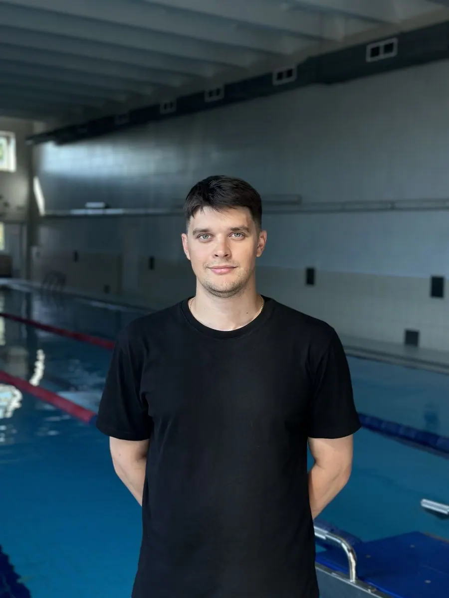Глеб Ковалёв, основатель школы плавания GoSwim, у бассейна
