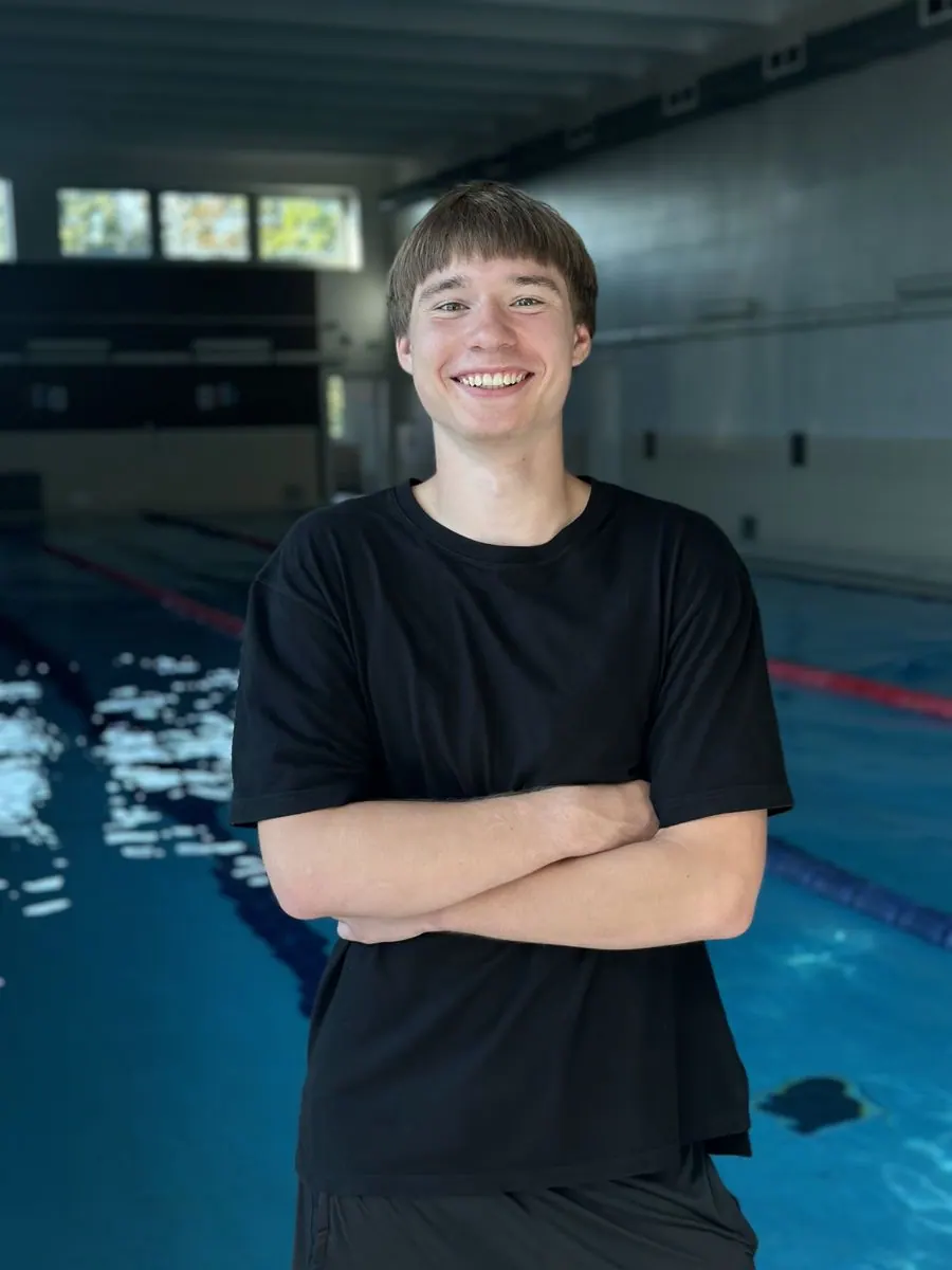 Максим Сиваков, детский тренер по плаванию GoSwim, у бассейна