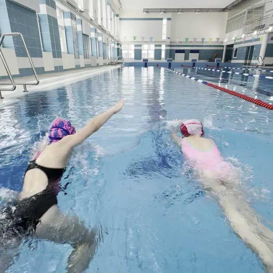 Ученицы GoSwim плывут кролем по большой 25-метровой чаше гимназии №42